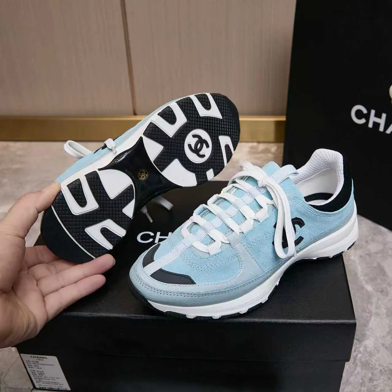 p560 Chanel Chanel - 2025 counter top casual sports shoes This classic design; the upper is embroidered with various techniques; the outsole is fashionable and sporty; the extraordinary inclusion of a variety of color matching elements... The diversified mix and match is very beautiful and versatile, casual, fashionable, sports and outdoor can be taken into account... ꫛꫀꪝ Go➫ Materials: ❶Upper made of: original imported high mercerized cow suede + imported mixed sheepskin ❷The inner lining is made of: original imported breathable mesh ❸Outsole is based on: original TPU combination outsole. Full set of boutique packaging for women 35-41 and men 38-46